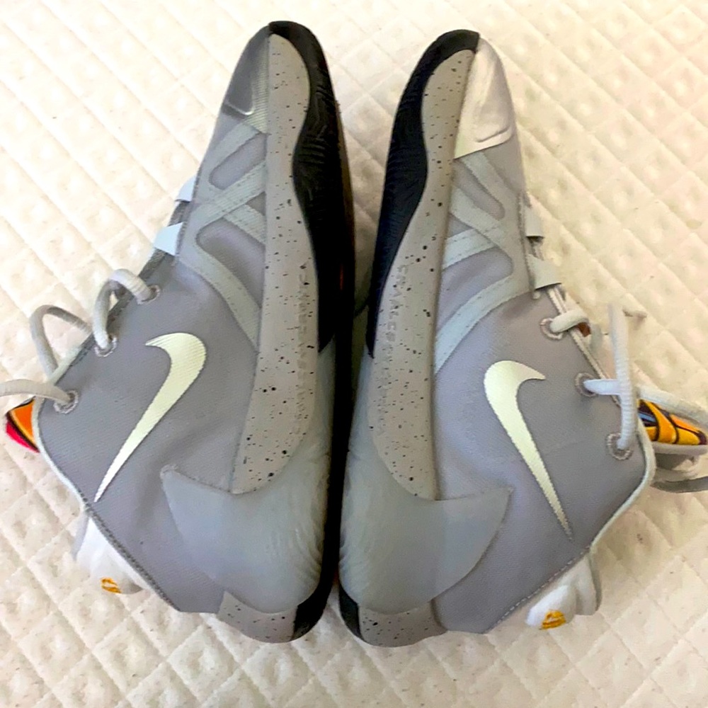 Basketball shoes with box